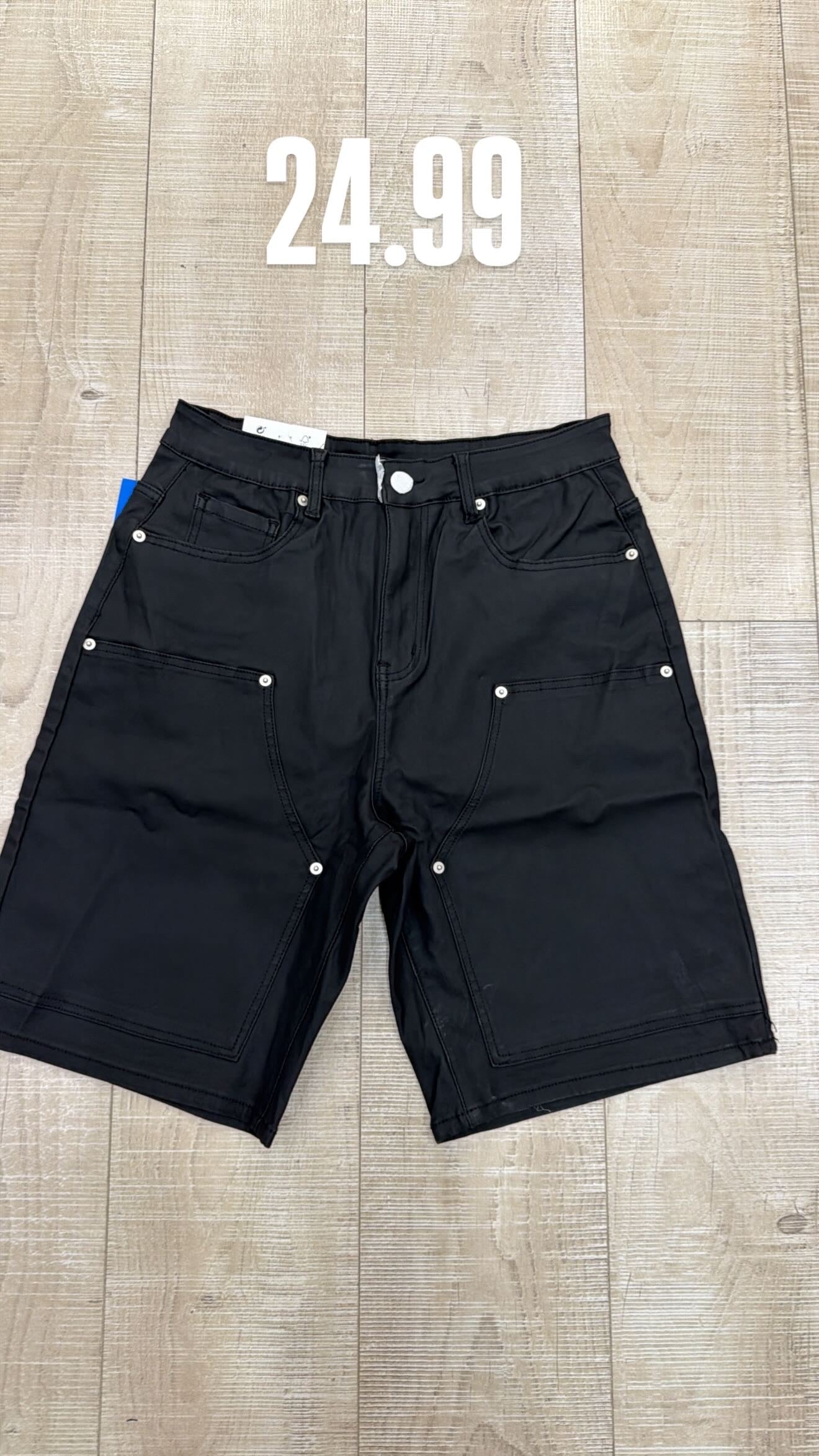 Bermuda di nero di pelle